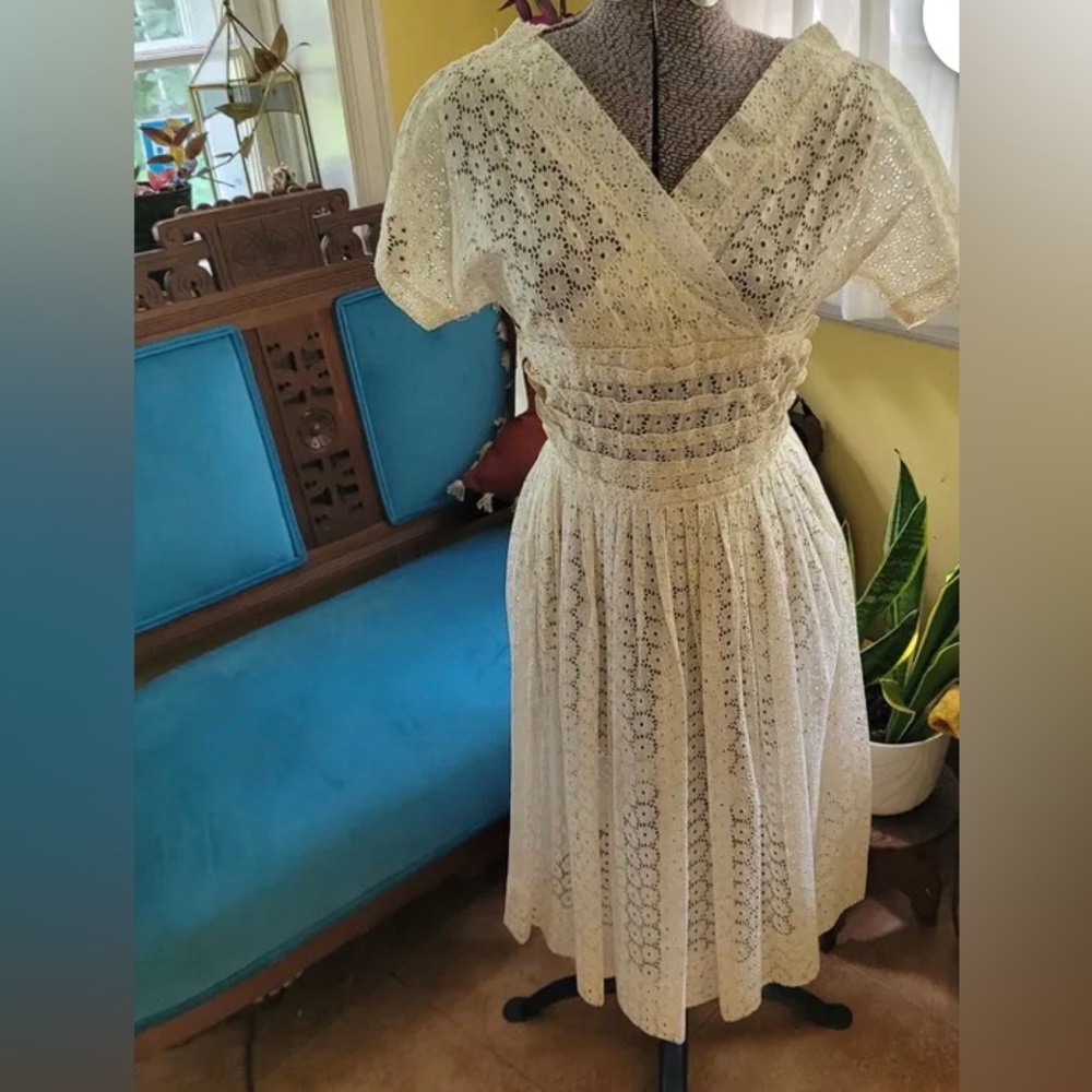 Vintage 1950s
Adorable Handmade white yellow lace cross bust fullskirt.
US4P